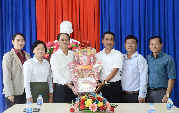 Chủ tịch UBND huyện Châu Phú Nguyễn Phước Nên chúc Tết các cơ quan, đơn vị
