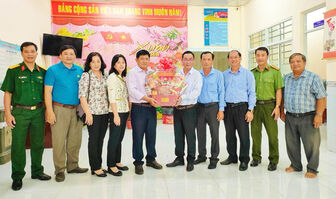 Bí thư Huyện ủy Châu Phú Nguyễn Phú Tân thăm các đơn vị làm nhiệm vụ đêm giao thừa