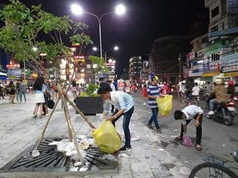 Chiến dịch “Nhặt rác tình nguyện” đêm giao thừa ở TP. Long Xuyên