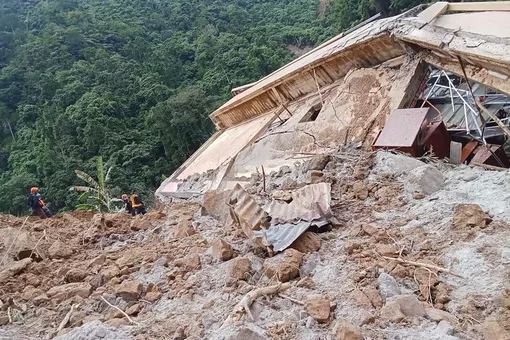 Philippines: Bé gái sống sót thần kỳ sau gần 60 giờ bị vùi lấp do lở đất