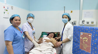 Bệnh viện Sản- Nhi An Giang đón em bé đầu tiên chào đời năm mới Giáp Thìn