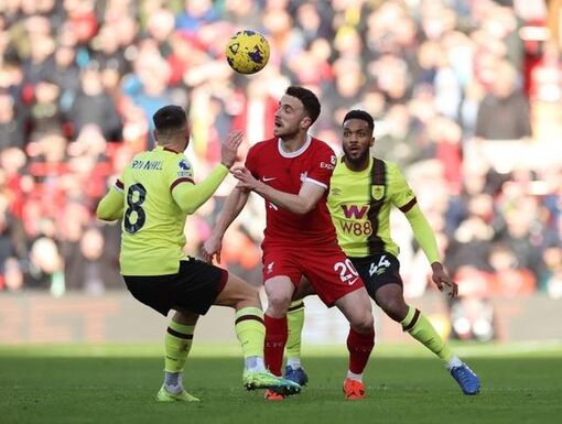 'Tam tấu' bùng nổ, Liverpool vượt lên ngôi đầu Ngoại hạng Anh