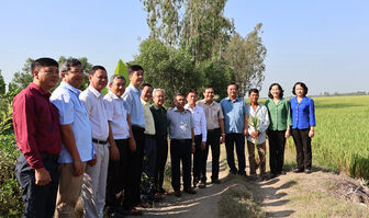 Bộ trưởng Bộ Nông nghiệp và Phát triển nông thôn Lê Minh Hoan thăm đồng ở An Giang, nhân dịp đầu Xuân