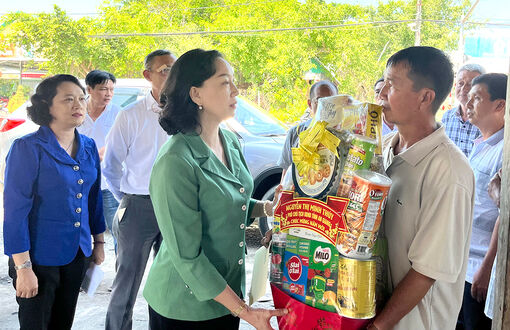 Phó Chủ tịch UBND tỉnh An Giang Nguyễn Thị Minh Thúy thăm, hỗ trợ gia đình bị hỏa hoạn ở Thoại Sơn