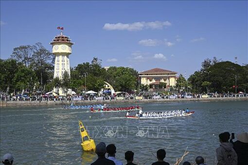 Tưng bừng Lễ hội đua thuyền truyền thống mừng Đảng mừng Xuân