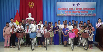 20 xe đạp cho học sinh nghèo vượt khó học giỏi ở Thoại Sơn