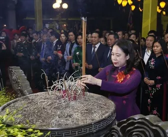 Phó Chủ tịch nước Võ Thị Ánh Xuân dâng hương tại đền thờ Hai Bà Trưng