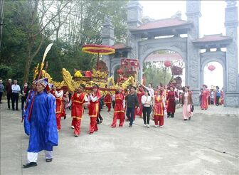 Lễ hội truyền thống động Hoa Lư thu hút người dân và du khách