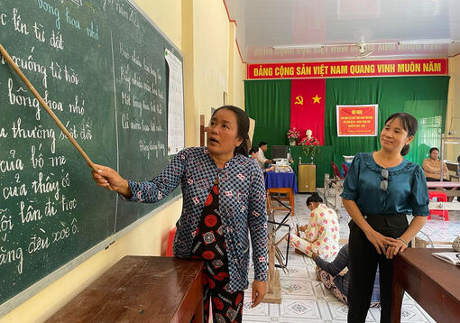 Một ngày ở lớp học xóa mù chữ
