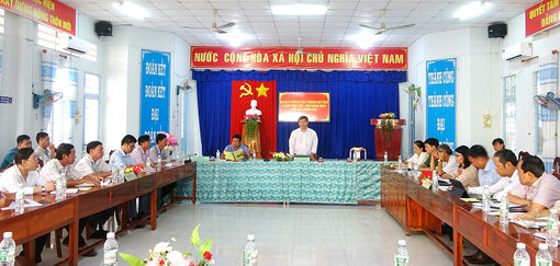 Chủ tịch UBND huyện Tri Tôn làm việc với xã biên giới Vĩnh Gia