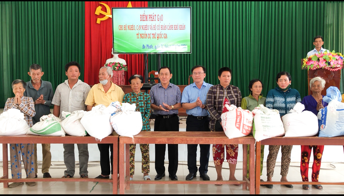 Cấp phát hơn 401 tấn gạo cho hộ nghèo, cận nghèo, hoàn cảnh khó khăn ở An Phú