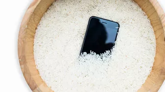 Apple: Đừng cho điện thoại ướt vào gạo
