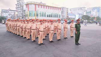 Dâng hoa báo công nhân kỷ niệm 78 năm ngày truyền thống lực lượng Cảnh sát giao thông