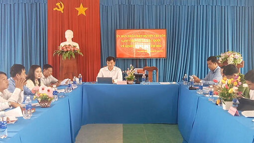 Chủ tịch UBND huyện Tri Tôn làm việc về kinh tế - xã hội với xã Lạc Quới