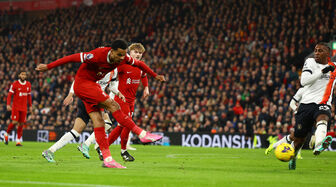 Ngược dòng thắng 4-1, Liverpool chễm chệ trên đỉnh bảng