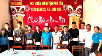 Chủ tịch Liên đoàn Lao động tỉnh An Giang Lâm Thành Sĩ tặng quà cho thanh niên ở Phú Tân trúng tuyển nghĩa vụ quân sự