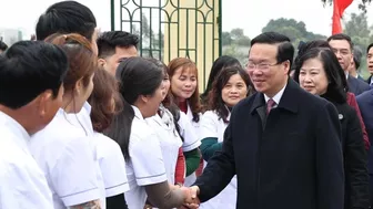 Chủ tịch nước Võ Văn Thưởng thăm, chúc mừng cán bộ, y bác sĩ, nhân viên y tế tại huyện Thanh Liêm, Hà Nam