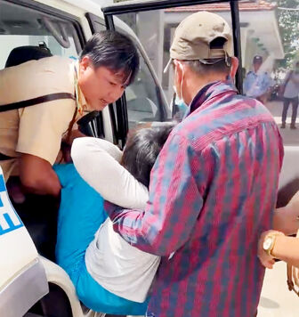 Cảnh sát Giao thông Công an An Giang dùng xe đặc chủng hỗ trợ đưa người bệnh đi cấp cứu kịp thời