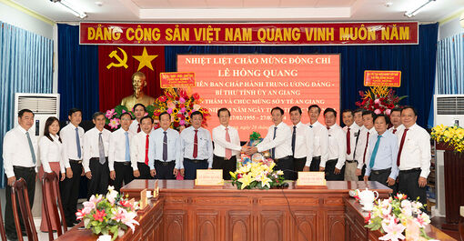 Tỉnh ủy, HĐND, UBND, UBMTTQVN tỉnh An Giang thăm, chúc mừng Ngày Thầy thuốc Việt Nam