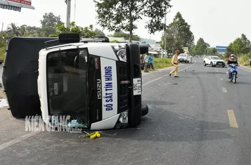 Kiên Giang: Hai ô tô va chạm, một xe lật ngang đường