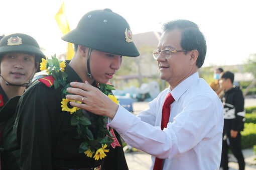 Thanh niên An Giang hăng hái lên đường nhập ngũ