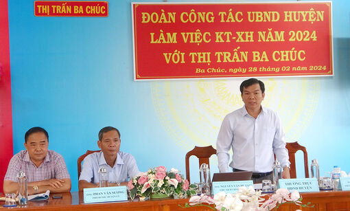 Lãnh đạo huyện Tri Tôn làm việc với thị trấn Ba Chúc