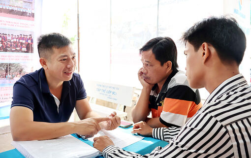 1.300 người lao động và học sinh tham gia Ngày hội việc làm thanh niên huyện Phú Tân năm 2024