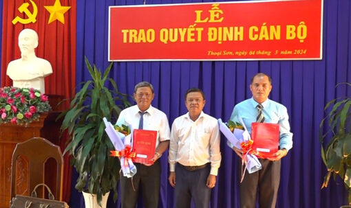 Ban Thường vụ Huyện ủy Thoại Sơn trao quyết định cán bộ