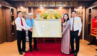 Nguyên Bí thư Tỉnh ủy An Giang Nguyễn Hữu Khánh tặng bản đồ Tỉnh lỵ Long Xuyên năm 1972