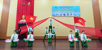 Phụ nữ Châu Phú tham gia múa dân vũ