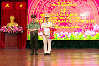 Thăng cấp bậc hàm đại tá đối với đồng chí Huỳnh Thanh Lâm, Phó Giám đốc Công an An Giang