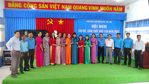 Cán bộ, công chức Khối vận huyện Tri Tôn họp mặt 8/3