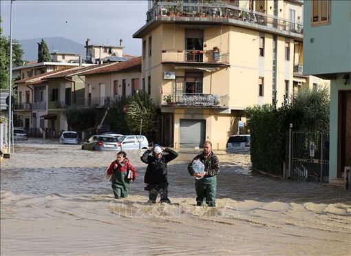 Mưa lớn và tuyết lở hoành hành tại Italy