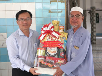 Chủ tịch UBND huyện An Phú Trang Công Cường chúc mừng tháng Ramadan của đồng bào Chăm