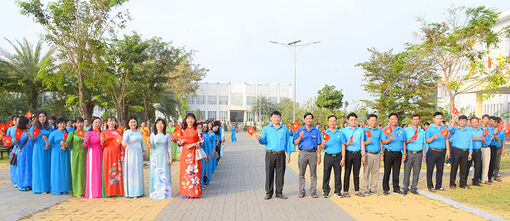 Phụ nữ Châu Phú diễu hành tôn vinh áo dài Việt Nam