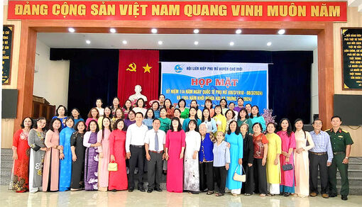 UBND huyện Chợ Mới họp mặt kỷ niệm Ngày Quốc tế Phụ nữ 8/3