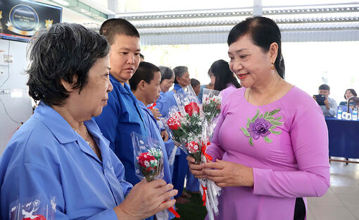 8/3 ở "mái ấm đặc biệt"