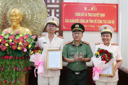 Công an An Giang trao quyết định về công tác cán bộ