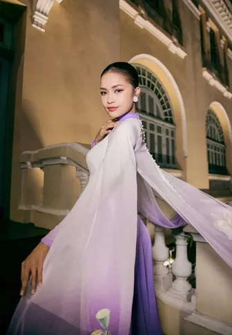 Hoa hậu Ngọc Châu mặc áo dài lụa vẽ sen kín đáo vẫn gợi cảm