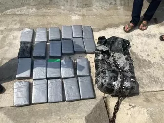 Phát hiện 26 kg nghi ma túy dạt vào bờ biển Quảng Ngãi