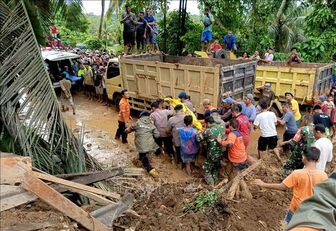 Indonesia sơ tán hàng chục nghìn người do lũ lụt và lở đất