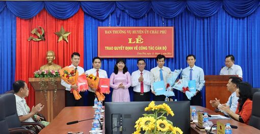 Ban Thường vụ Huyện ủy Châu Phú trao quyết định điều động, bổ nhiệm 4 cán bộ