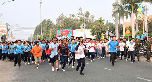 1.200 cán bộ, công chức, viên chức huyện Phú Tân tham gia Ngày chạy Olympic vì sức khỏe toàn dân