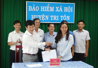 Bảo hiểm Xã hội huyện Tri Tôn tăng cường phối hợp các đoàn thể