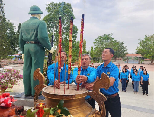 Liên đoàn Lao động TP. Châu Đốc du khảo về nguồn