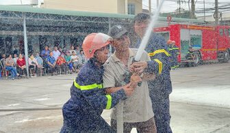 Gần 230 cán bộ, người dân Châu Thành tham gia tuyên truyền, trải nghiệm, thực hành chữa cháy và cứu nạn cứu hộ