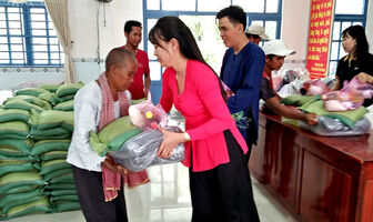 Trao 200 phần quà cho người nghèo đồng bào dân tộc thiểu số Khmer xã An Cư