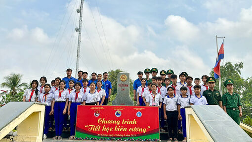 Tổ chức “Tiết học biên cương" bên cột mốc chủ quyền ở TX.Tân Châu