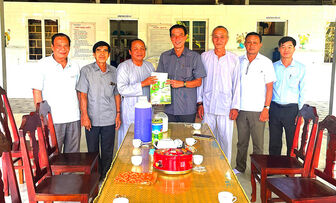 Bí thư Thị ủy Tịnh Biên Nguyễn Hồng Đức thăm các cơ sở thờ tự trên địa bàn