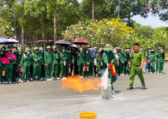 Huấn luyện kỹ năng phòng cháy chữa cháy cho sinh viên Trường Đại học An Giang